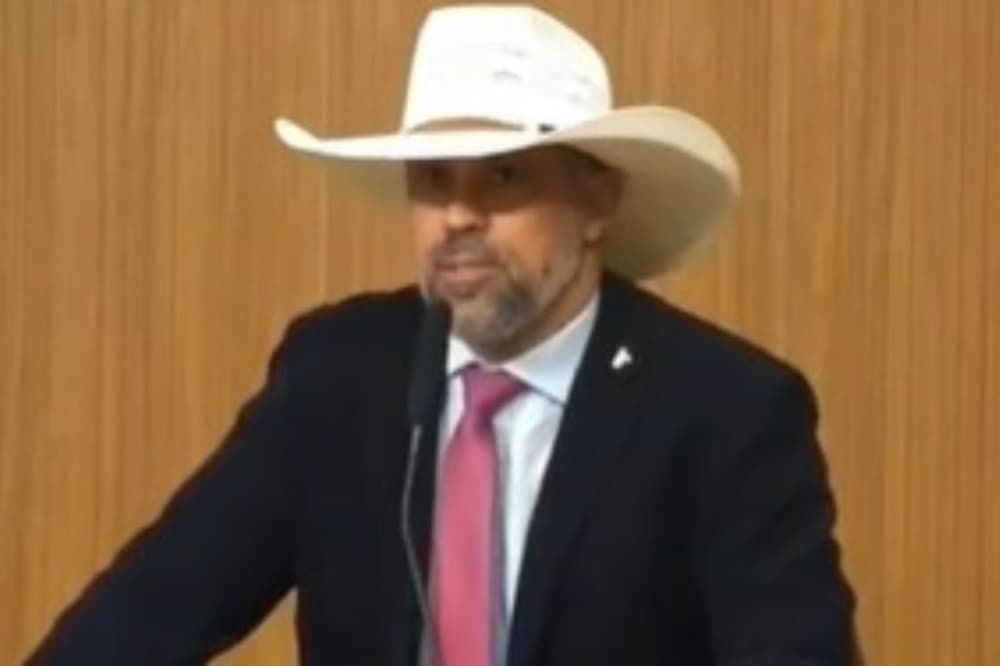 Deputado Amauri Ribeiro é alvo de denúncia de racismo homofóbico