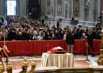 Fiéis homenageiam o Papa emérito Bento XVI na Basílica de São Pedro