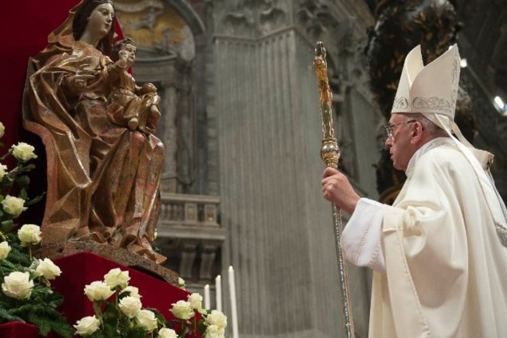 Fiéis homenageiam o Papa emérito Bento XVI na Basílica de São Pedro
