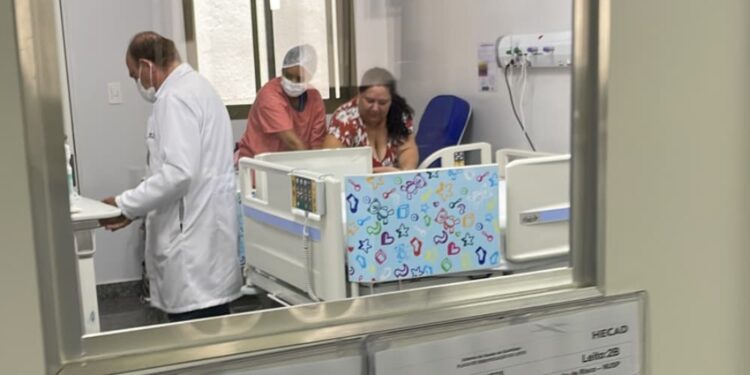 Gêmeas siamesas: Heloá passa por transfusão de sangue; Valentina segue com epilepsia