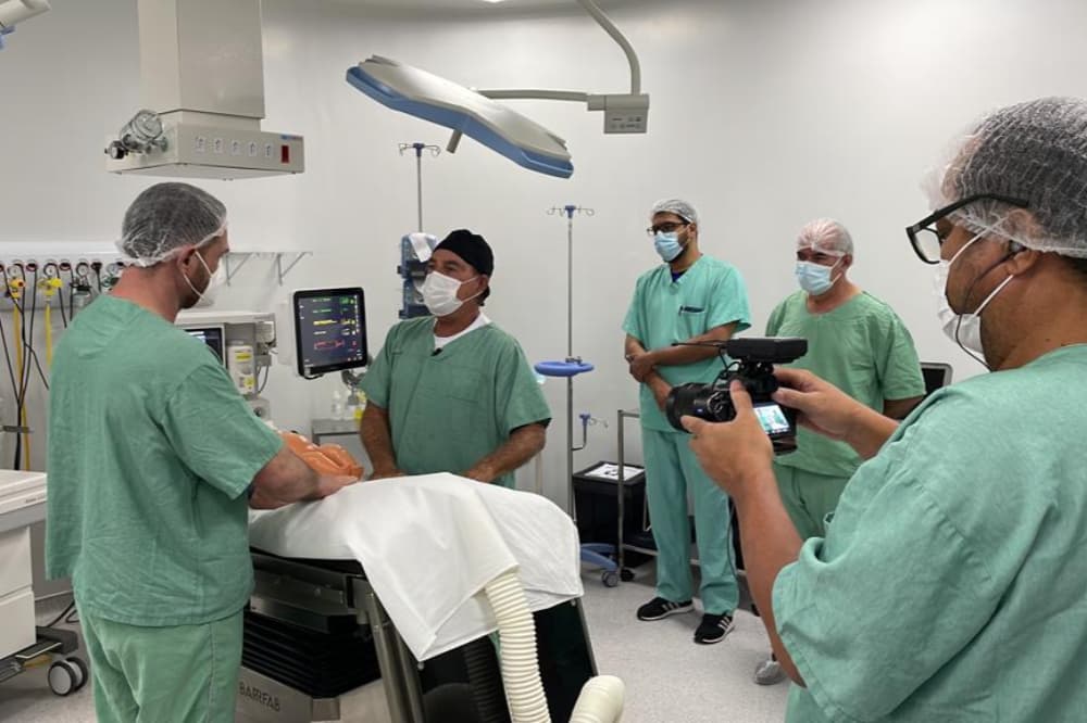 Gêmeas siamesas passam por cirurgia complexa de separação, em Goiânia