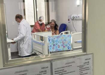 Gêmeas siamesas seguem internadas em estado grave em Goiânia, diz boletim