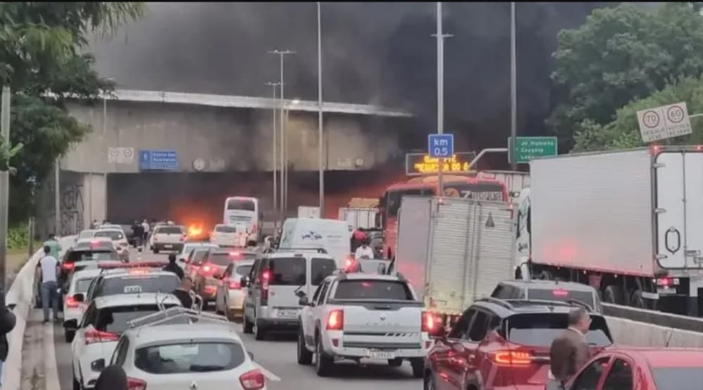 Ônibus que voltavam de atos antidemocráticos em Brasília são apreendidos em Goiás
