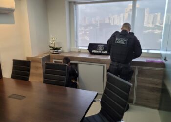 Polícia Civil faz operação para combater fraudes na área de saúde, em Goiás