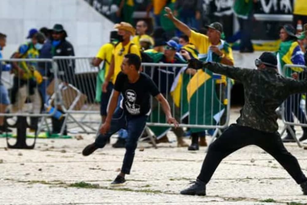 Vândalo que destruiu relógio do século XVII, no Planalto, é preso em MG