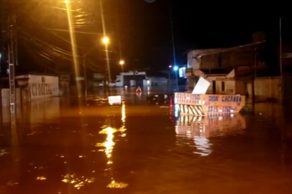 Chuva deixa ruas alagadas, veículos submersos e pessoas ilhadas, em Anápolis