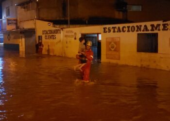 Chuva deixa ruas alagadas, veículos submersos e pessoas ilhadas, em Anápolis