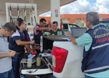 Onze postos são multados por aumento abusivo no preço do combustível, em Goiás