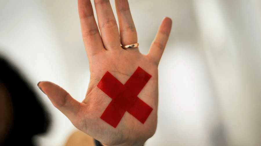 Projeto 'bolsa-arma' para mulheres vítimas de violência é vetado por Caiado