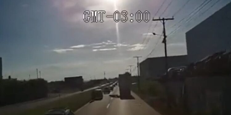 Vídeo: motociclista é atropelado por caminhão após cair de moto, em Aparecida