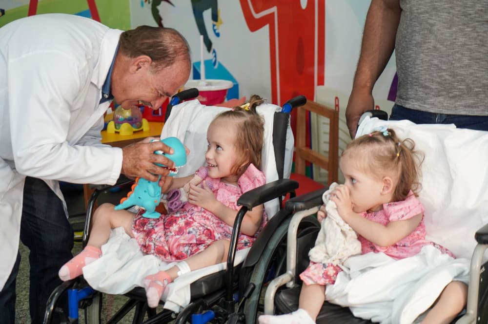 Gêmeas siamesas separadas recebem alta 51 dias após cirurgia, em Goiânia
