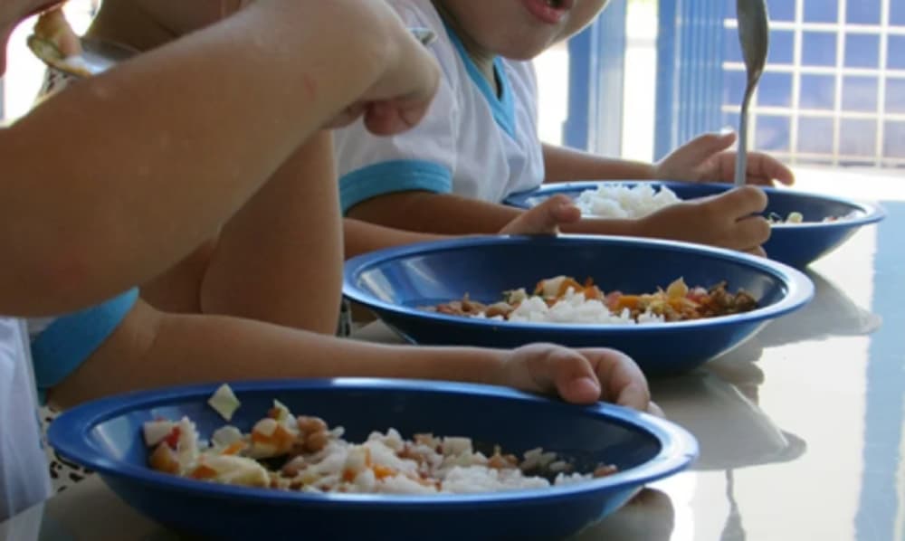 Governo Federal de anunciar reajuste de valores da merenda escolar