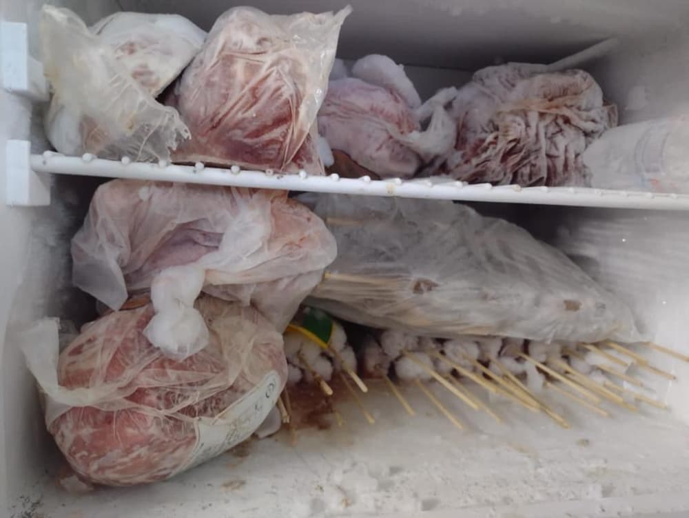 Mais de 100 kg de alimentos estragados são apreendidos em supermercado em Goiânia