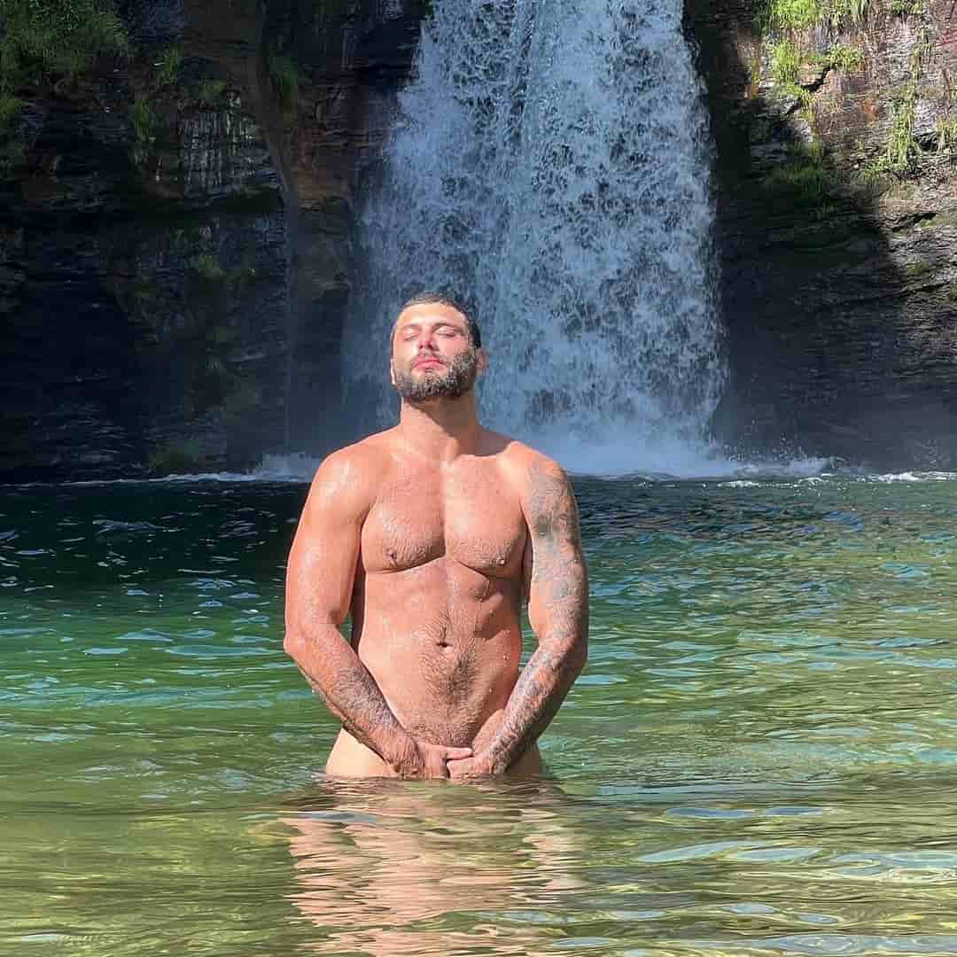 DJ Jesus Luz posa nu na Chapada dos Veadeiros, em Goiás