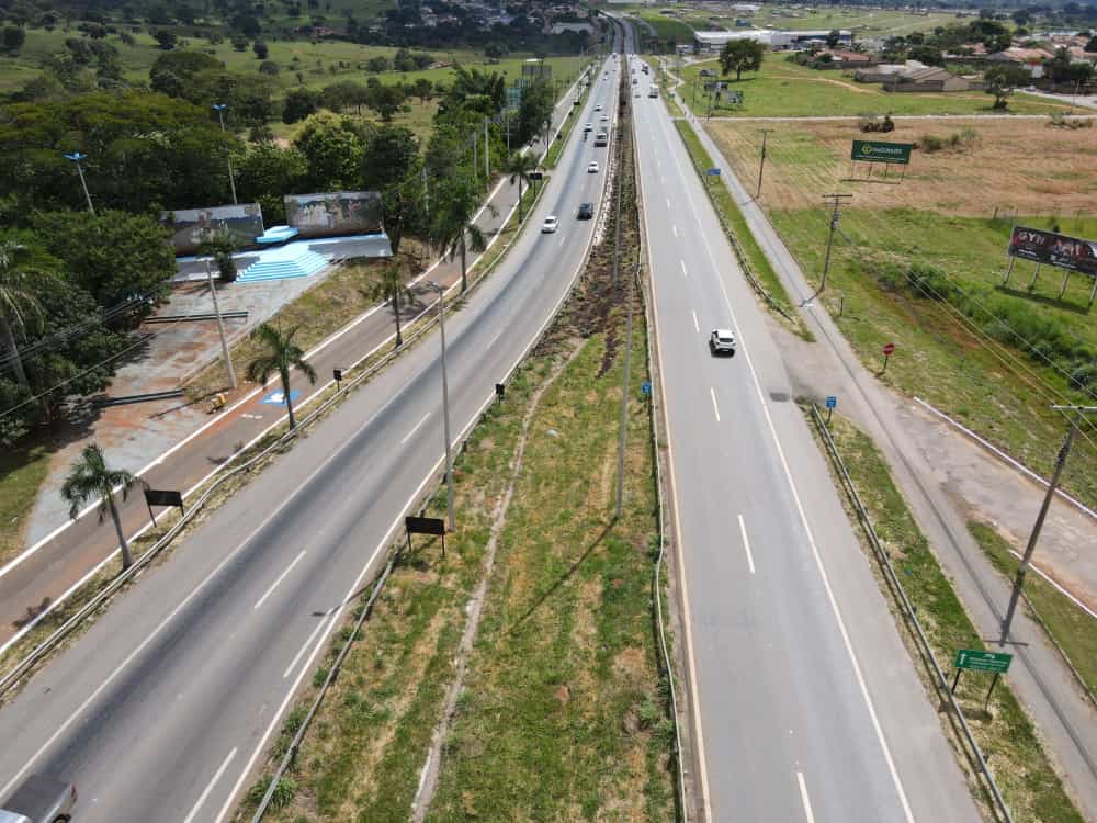 Milhares de turistas passam pela Rodovia dos Romeiros durante a festa de Trindade