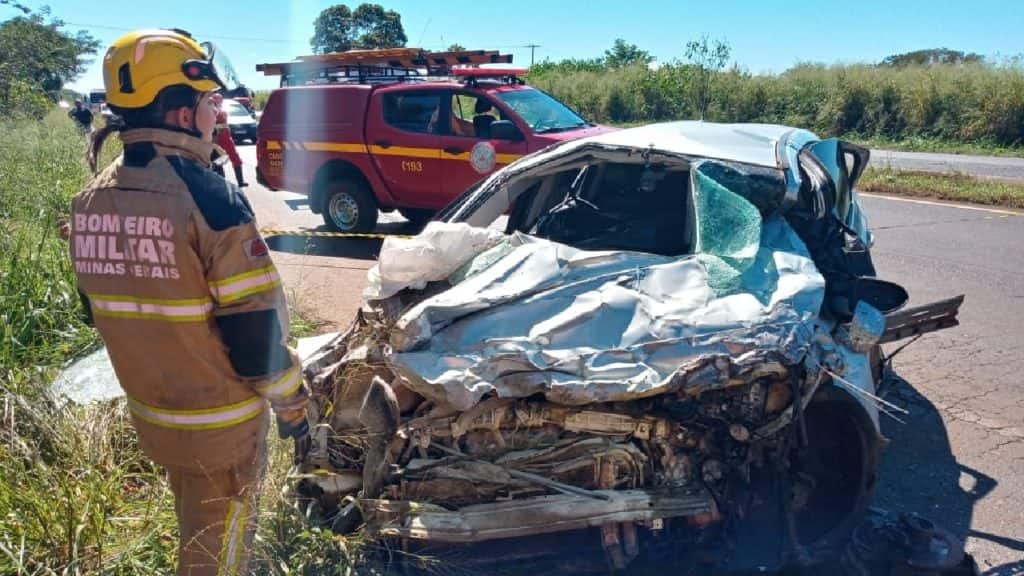 Quatro pessoas morrem em acidente entre carro e ônibus na BR-153