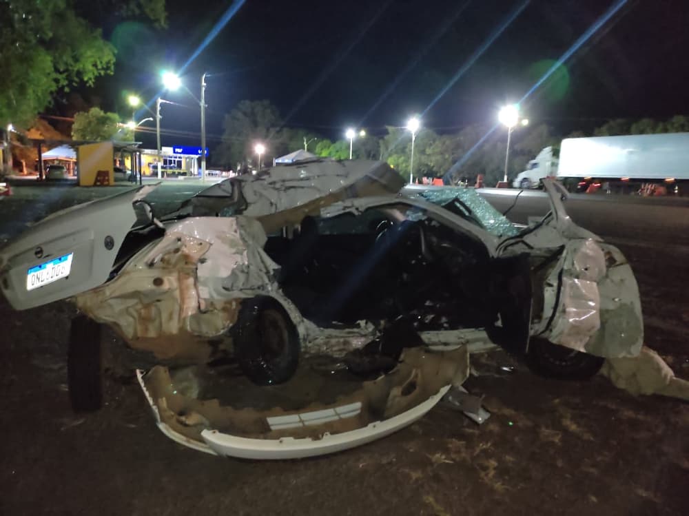 acidente entre carros e caminhão