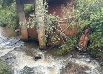 Carreta em alta velocidade bate em caminhonete e deixa um morto e um ferido na BR-153