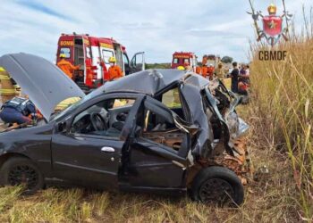 Acidente entre carro e caminhão na BR-020 deixa 1 morto e 8 feridos, sendo 4 crianças