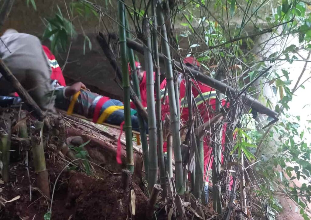 Carreta em alta velocidade bate em caminhonete e deixa um morto e um ferido na BR-153