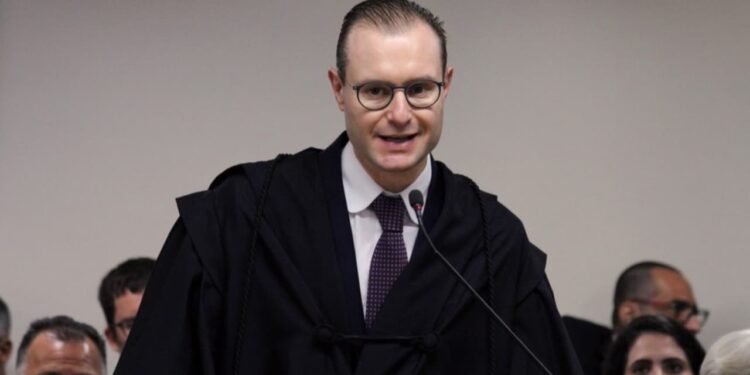 Cristiano Zanin: saiba quem é o advogado de Lula indicado ao STF