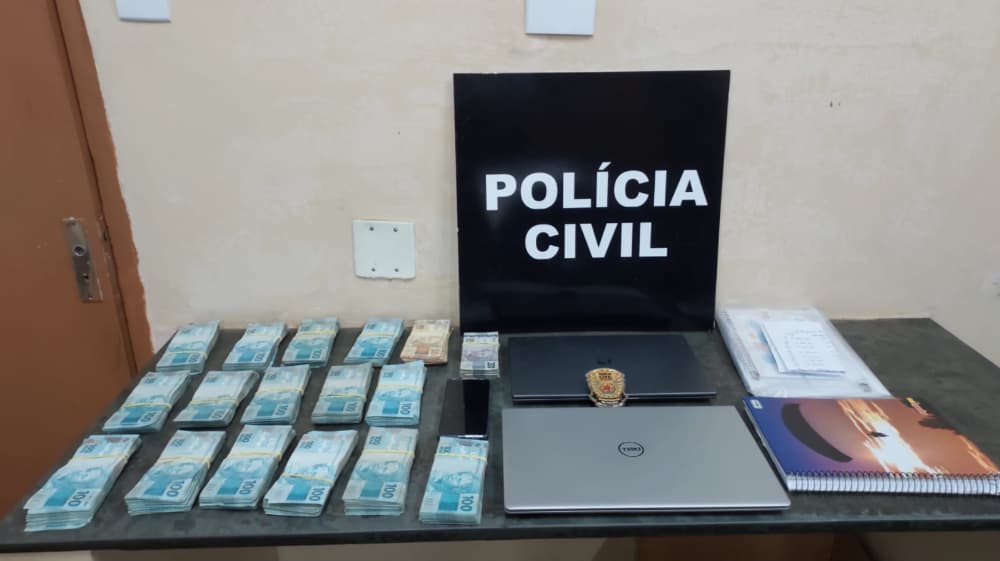 Dinheiro apreendido na residência de guarda civil suspeito de envolvimento com a falsificação de agrotóxicos