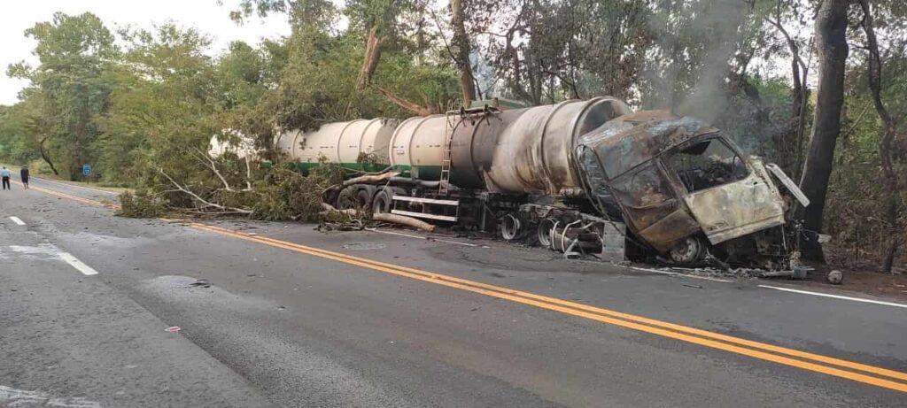 motorista morre carbonizado na BR-153