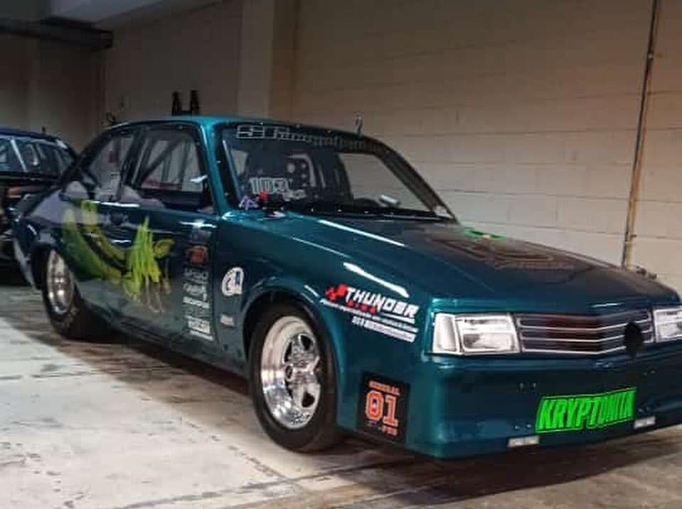 Carro capota no autódromo de Goiânia