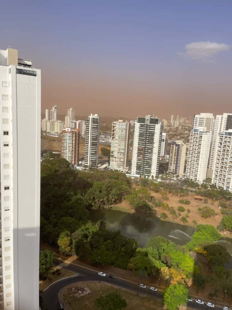 Goiânia encoberta por poeira
