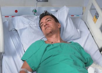 Cantor Regis Danese retira sonda que estava utilizando para se alimentar