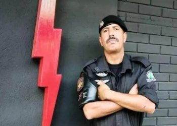 Sargento da PM morre após viatura capotar e pegar fogo, em Aparecida