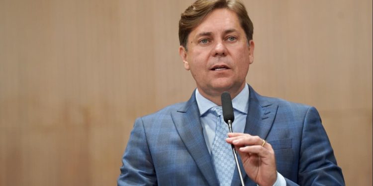 Bruno Peixoto empossa concursados e anuncia concurso público para 2024