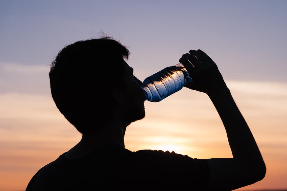 hidratação é fundamental para manter a saúde nos dias de calor intenso