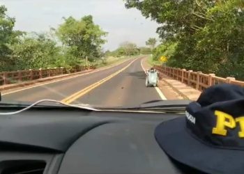 Homem é resgatado pela PRF após viajar 21 km de cadeira de rodas, em Goiás