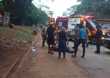 Idoso morre após dormir embaixo do carro da filha e ser atropelado pelo veículo