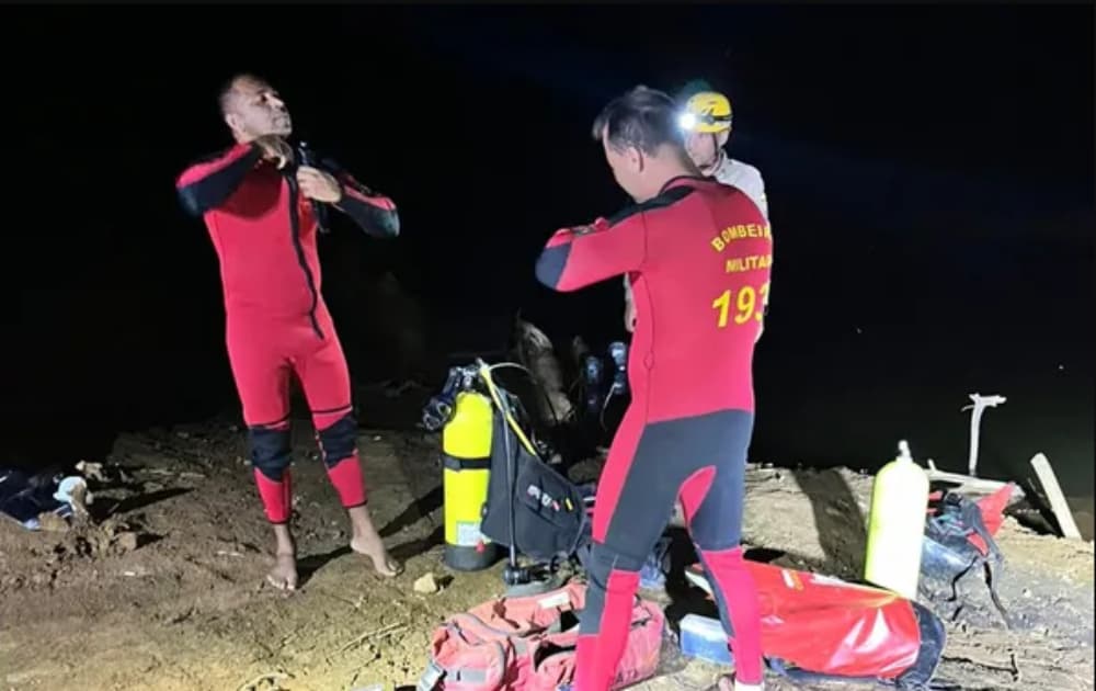 Bombeiros procuraram por PMs que se afogaram em rio