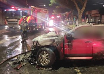 Vítimas que morreram após carro bater em árvore e pegar fogo estavam indo jogar sinuca
