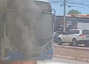 Ônibus do transporte coletivo de Palmas pega fogo durante rota; veja vídeo