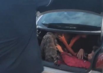 PRF flagra empresário transportando 8 funcionários em veículo, com dois no porta malas