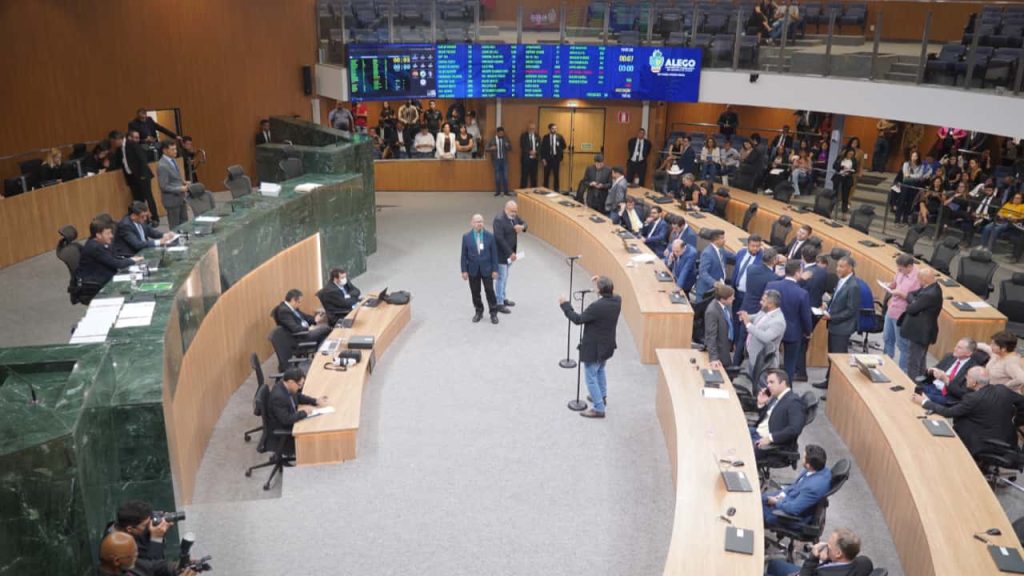 Aumento da alíquota do ICMS é aprovado na Alego; veja votos contra e a favor