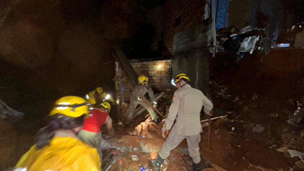 Morador morre soterrado após casa desmoronar durante chuva, em Goiânia