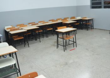 Teto de escola municipal desaba e deixa 10 crianças feridas, em Goiânia