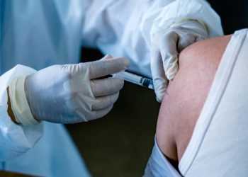 Vacina contra covid-19 estará disponível para população em geral até 31 de dezembro