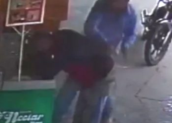 Veja o momento que dupla salva homem que levou mais de 20 picadas de abelha