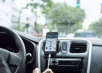 Mulher é presa após tomar volante de motorista de app por ele dirigir muito devagar