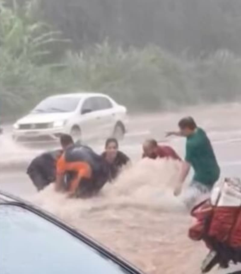 Motociclista arrastado