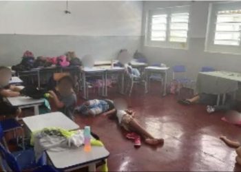 Diretoria de escola onde crianças dormiram no chão é afastada, afirma prefeito