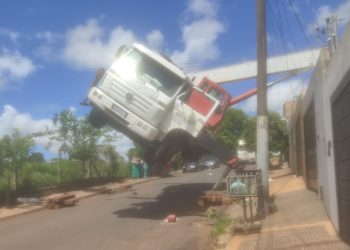 Guindaste tomba em cima de casas e deixa três pessoas feridas, em Rio Verde