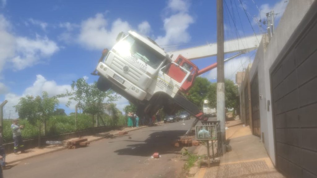 Guindaste tomba em cima de casas