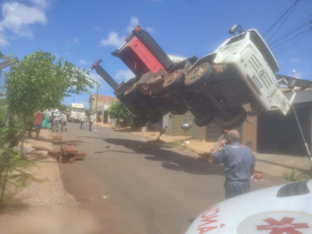 Guindaste tomba em cima de casas em Rio Verde